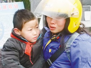 年轻妈妈骑摩托从浙江温州到重庆黔江看儿子